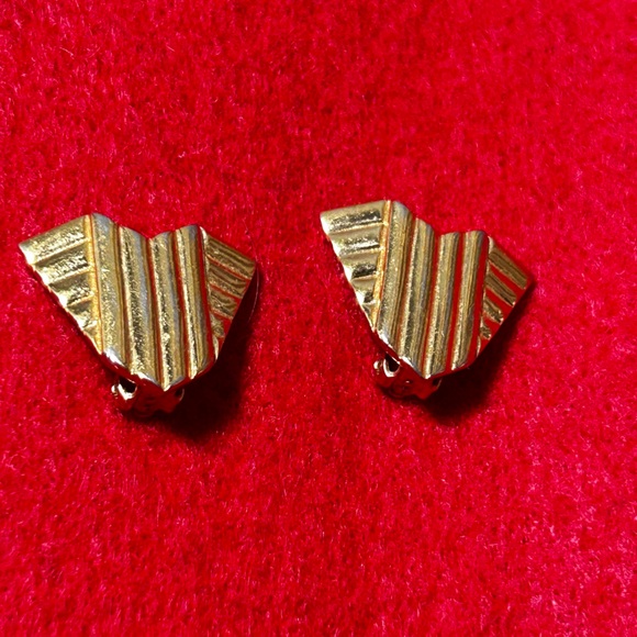 Vintage Avon Gallery Original Goldtone Clip Earrings - Picture 2 of 5